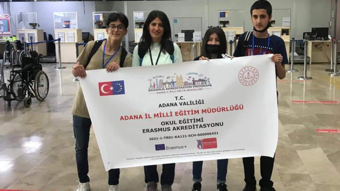 İngilizce Öğretmenimiz Seda AKŞAHİN ile 3 Öğrencimiz ERASMUS+ Faaliyeti İçin Yurt Dışına Çıkmıştır.